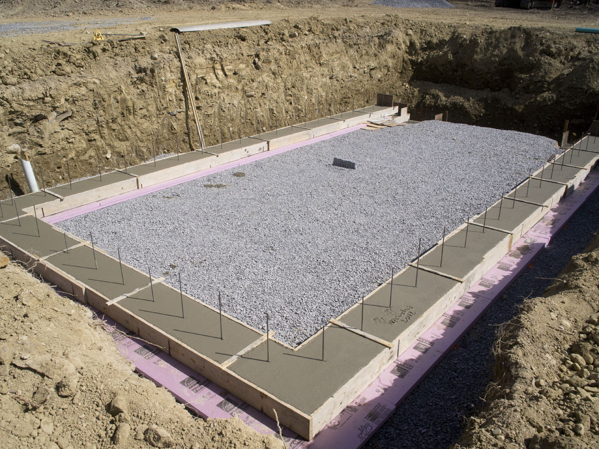 Сколько стоит бетон для фундамента с доставкой. Фундаментная плита в25. Бетонный фундамент. Ленточный бетонный фундамент. Бетонная плита фундамент.